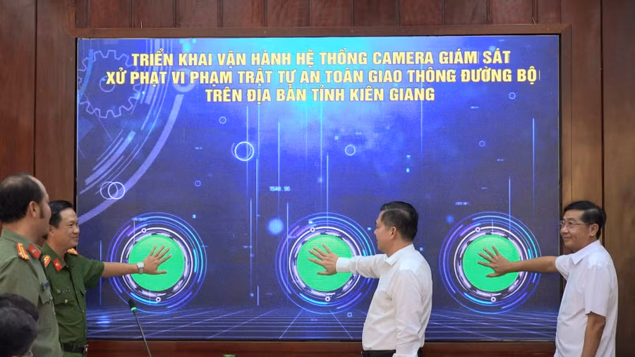 Lãnh đạo tỉnh Kiên Giang bấm nút vận hành hệ thống camera giám sát. (Ảnh: Văn Vũ) 
