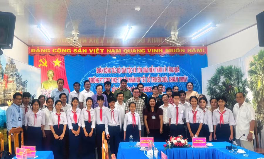 Đoàn công tác Bộ Dân tộc và Tôn giáo thăm, chúc Tết Chol Chnăm Thmây tại An Giang.