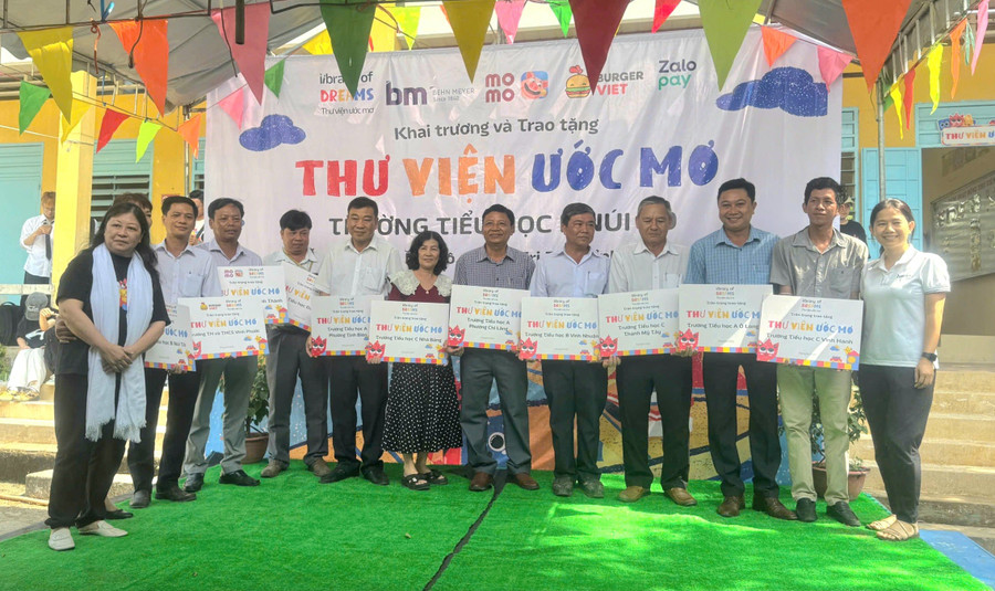 An Giang trao tặng Thư viện ước mơ cho các trường tiểu học trong tỉnh.