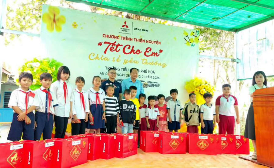 Trao 100 phần quà Tết trong Chương trình "Tết cho em".