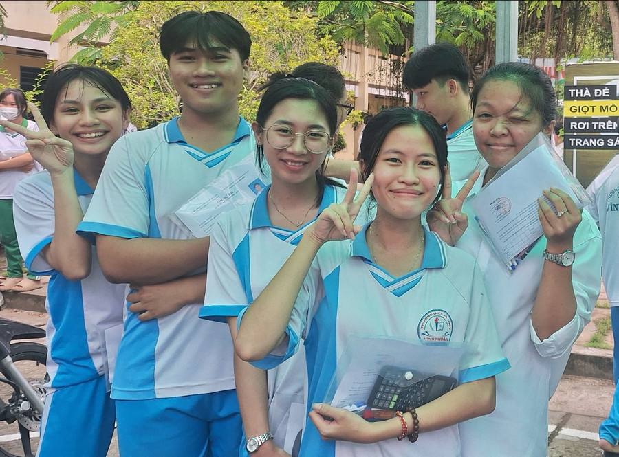 Học sinh Trường THCS&THPT Vĩnh Nhuận (huyện Châu Thành) trước giờ thi môn Toán tại Điểm thi Trường THPT Vĩnh Trạch. Ảnh: Trọng Nhân. 1000045308.jpg