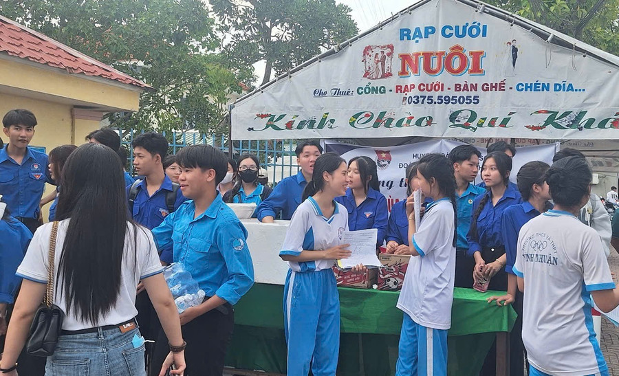 Đa số thí sinh rời phòng thi hài lòng với kết quả làm bài. Ảnh: Trọng Nhân. 1000045330.jpg