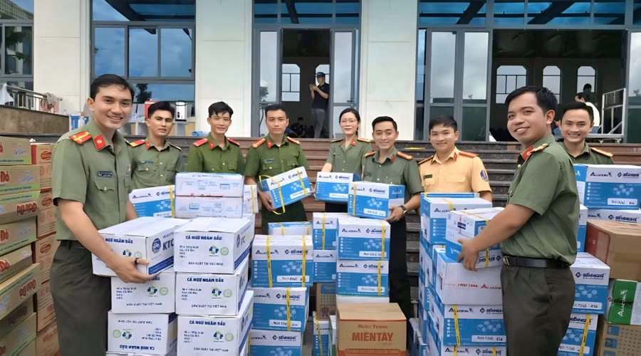 Công an An Giang đồng hành cùng đồng bào miền Trung bị ảnh hưởng bão lũ.