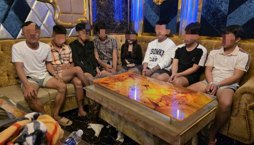 Các đối tượng bị bắt quả tang tổ chức sử dụng ma túy tại phòng "VIP 8888". 1000059453.jpg