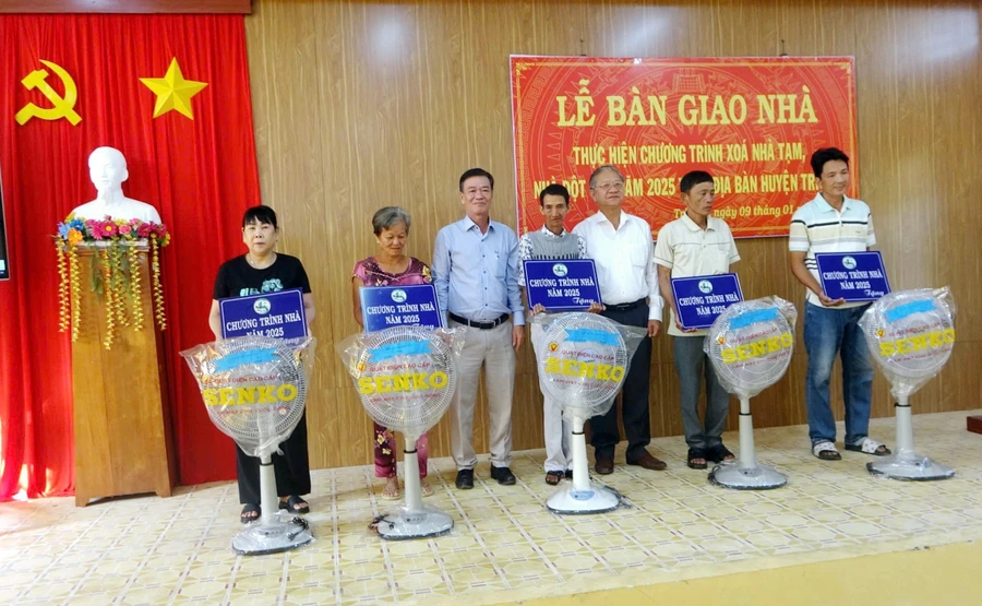 Lễ bàn giao nhà cho người nghèo huyện Tri Tôn (An Giang).