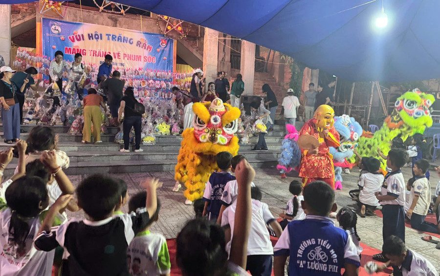 Rộn ràng chương trình "Mang trăng về phum sóc".