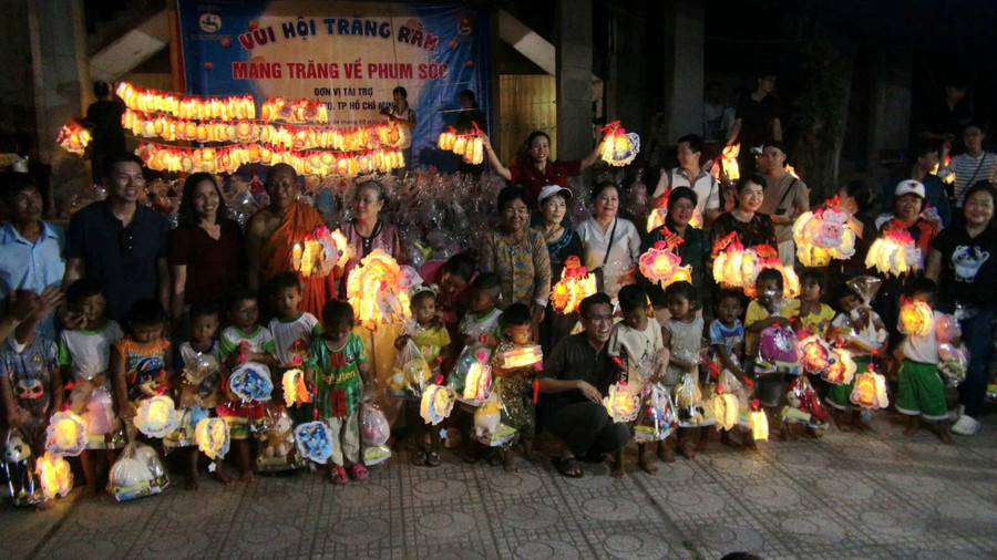 Tặng quà Trung thu cho các em thiếu nhi. 1000057327.jpg