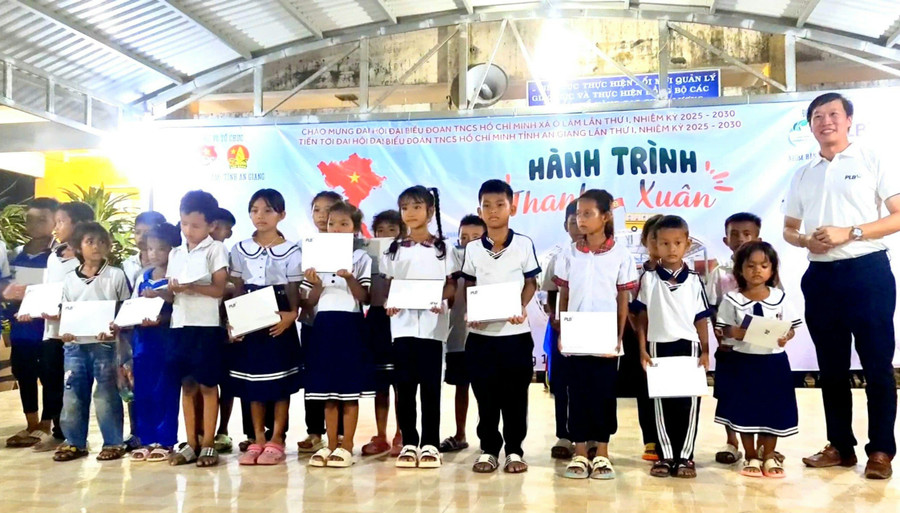 Trao học bổng cho học sinh Khmer khó khăn. 1000057328.jpg