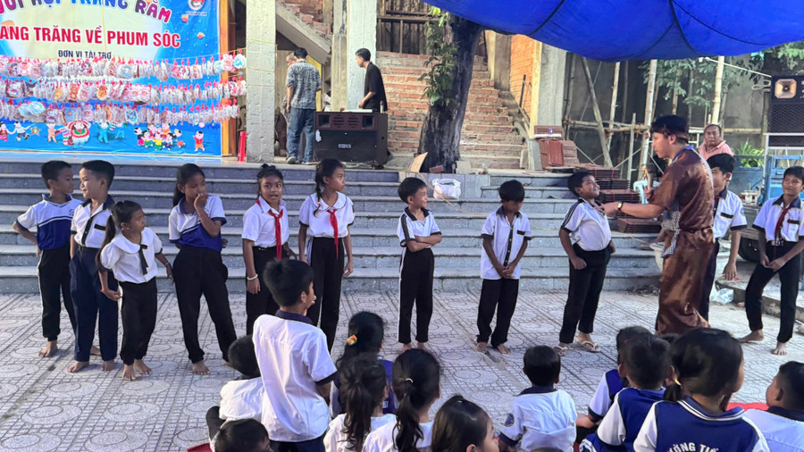 Các em học sinh hào hứng tham gia đố vui có thưởng tại chương trình. 1000057325.jpg