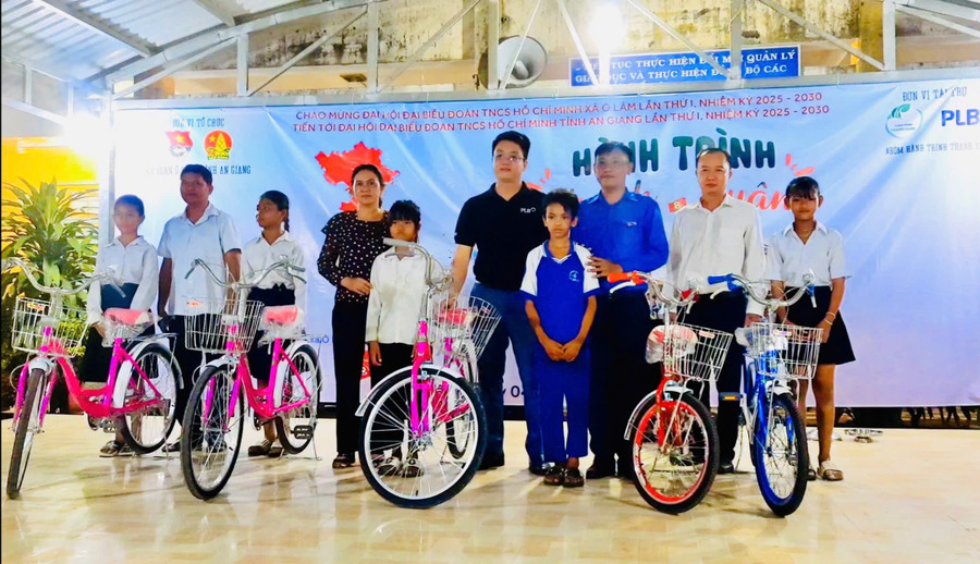 Trao tặng xe đạp cho học sinh khó khăn. 1000057330.jpg