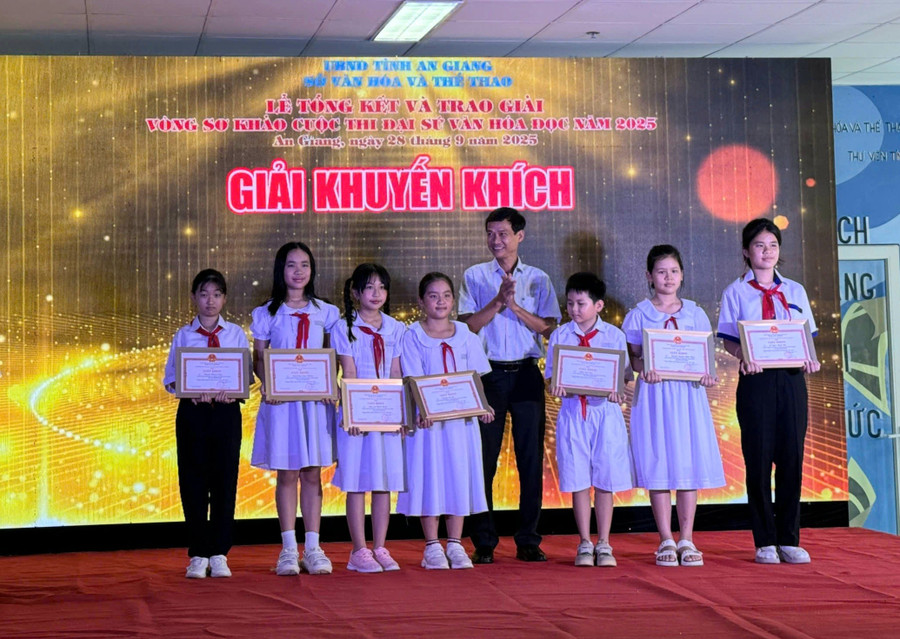 Trao giải Khuyến khích cho học sinh đạt giải. 1000056697.jpg