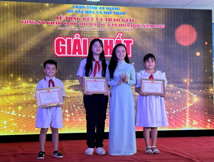Trao khen thưởng giải Nhất, giải Nhì cho học sinh Tiểu học. 1000056698.jpg