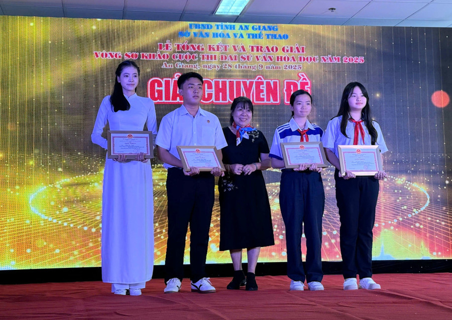 Trao giải Chuyên đề cho học sinh đạt giải. 1000056699.jpg