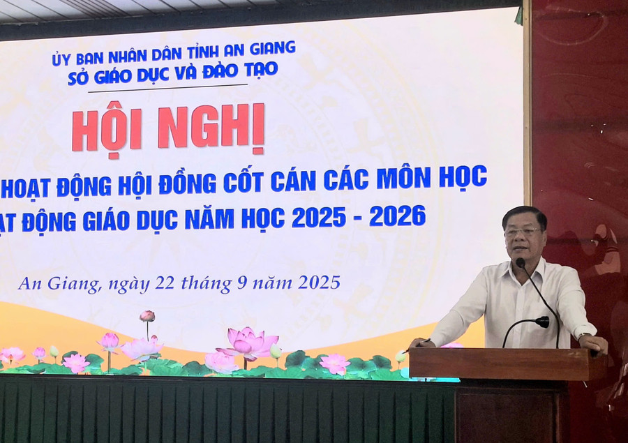 Ông Huỳnh Văn Hóa, Phó Giám đốc Sở GD&ĐT An Giang, Chủ tịch Hội đồng cốt cán chuyên môn Tiểu học phát biểu tại Hội nghị. 1000055792.jpg
