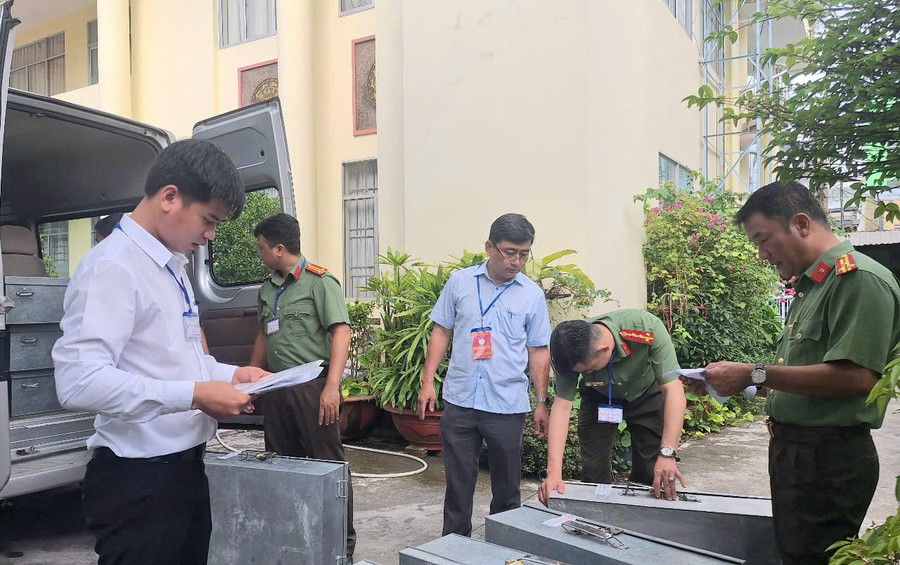 Đề thi được lực lượng Công an và Ban Chỉ đạo thi trực tiếp áp tải lên xe vận chuyển đến các điểm thi. Ảnh: Trọng Nhân. 1000045160.jpg