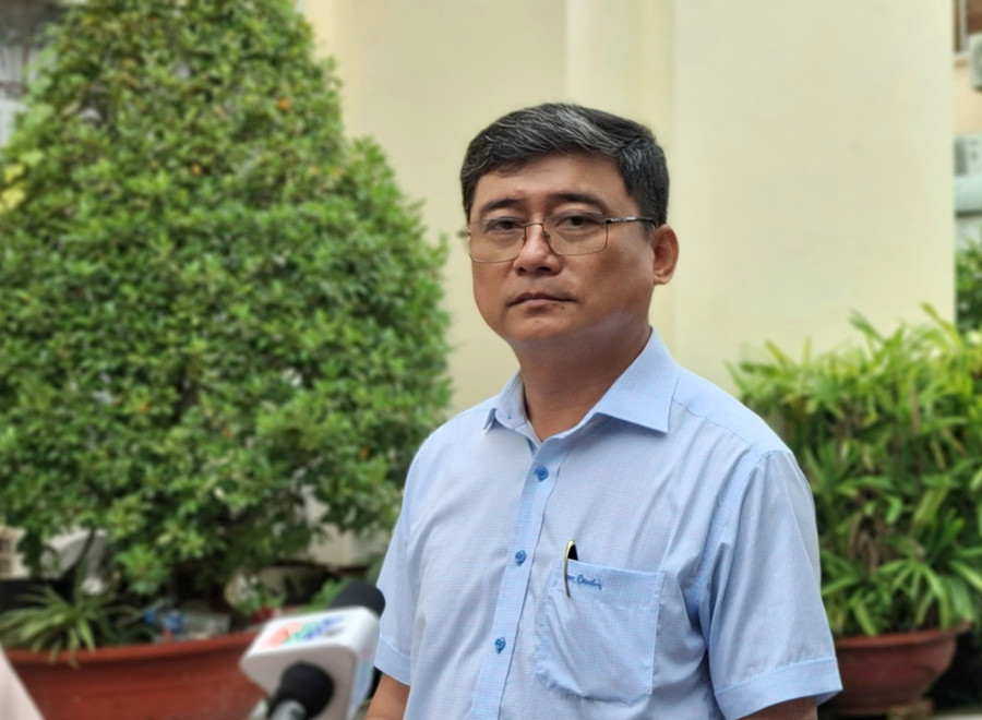 Ông Nguyễn Quốc Khanh - Phó Giám đốc Sở GD&ĐT tỉnh An Giang, Phó Trưởng ban Thường trực Ban Chỉ đạo Kỳ thi tốt nghiệp THPT chia sẻ công tác chuẩn bị kỳ thi. Ảnh: Trọng Nhân. 1000045143.jpg