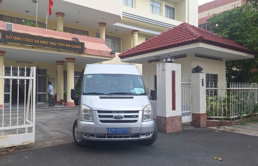 Sáng 25/6, lực lượng Công an tỉnh An Giang áp tải đề thi đến các điểm thi trên địa bàn tỉnh. Ảnh: Trọng Nhân. 1000045163.jpg