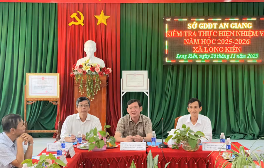 Ông Cao Quốc Điện, Phó Giám đốc Sở GD&ĐT An Giang (ngồi giữa) tại buổi làm việc.