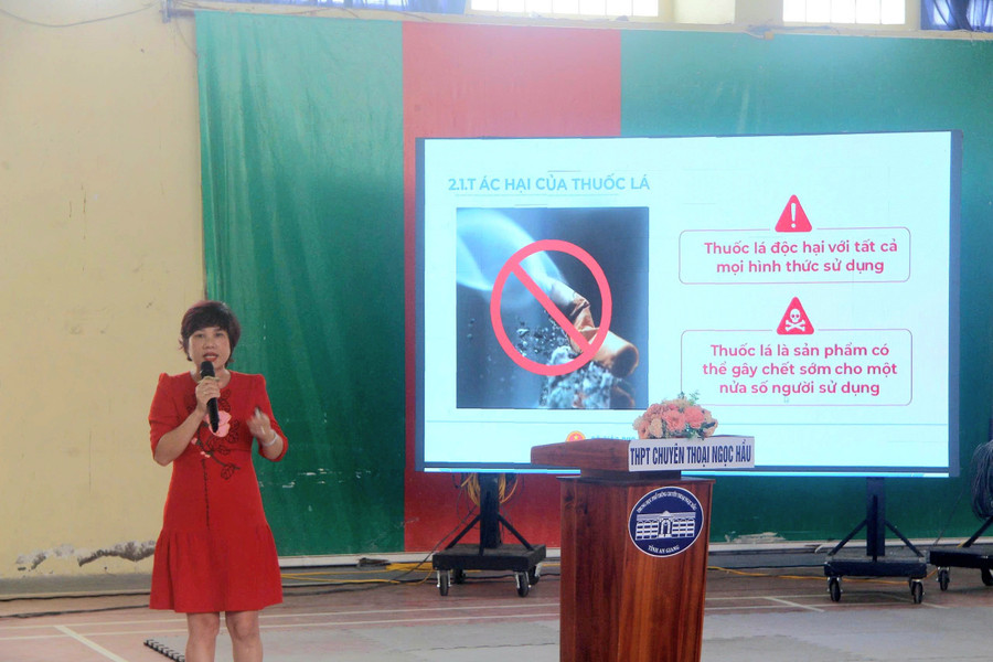 Bà Trịnh Thu Hương, Cán bộ quản lý Dự án Phòng chống tác hại thuốc lá và Bệnh không lây nhiễm (Tổ chức HealthBridge Canada tại Việt Nam) chia sẻ về những tác hại của thuốc lá mới. 1000058357.jpg