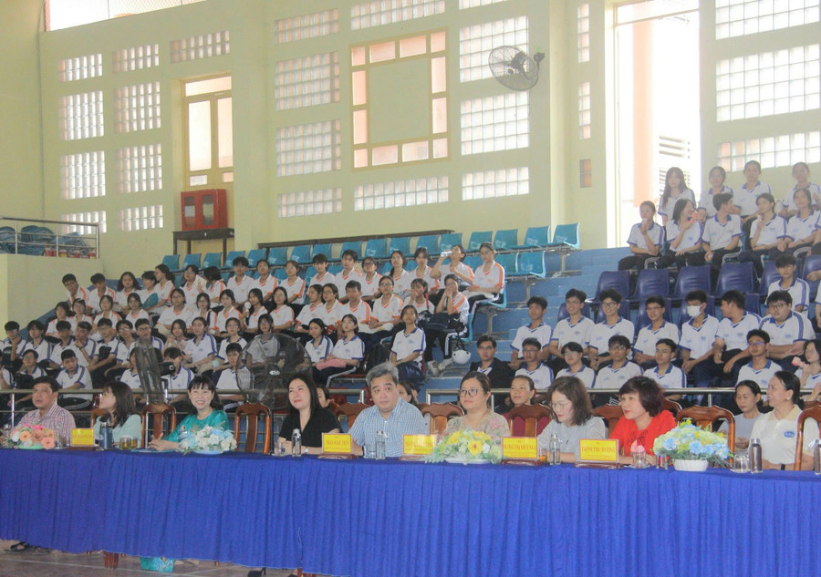 Đại biểu, giáo viên và học sinh tham dự buổi truyền thông tại Trường THPT chuyên Thoại Ngọc Hầu (An Giang). 1000058359.jpg