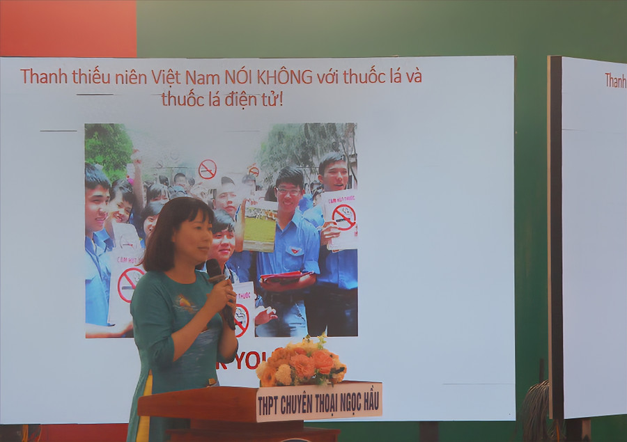 Bà Đặng Thị Kim Phượng, Hiệu trưởng Trường THPT chuyên Thoại Ngọc Hầu (An Giang) phát biểu tại chương trình. 1000058352.jpg