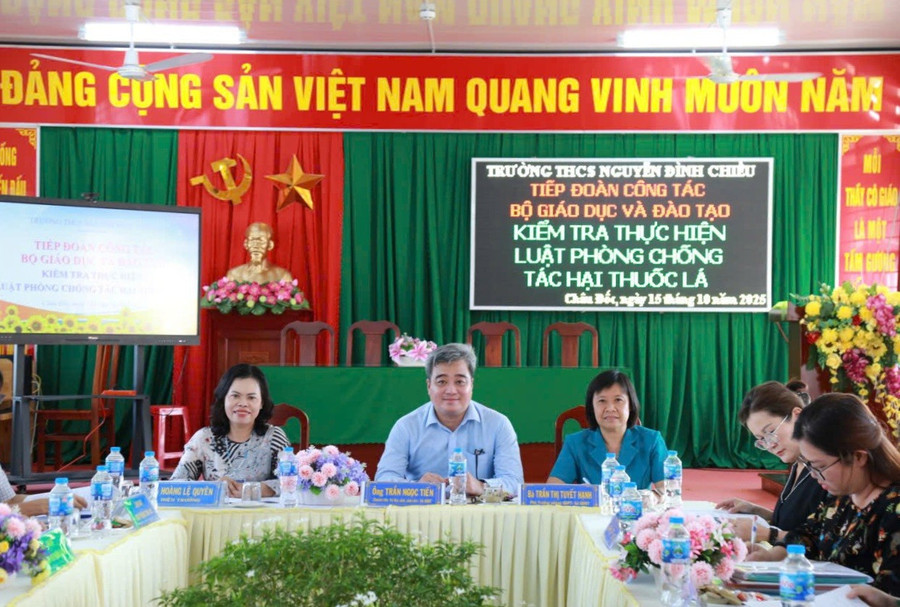 Đoàn công tác của Bộ GD&ĐT kiểm tra thực hiện Luật Phòng chống tác hại của thuốc lá tại An Giang. 1000058344.jpg