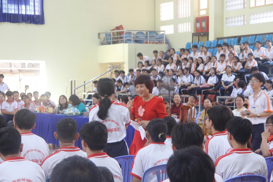 Học sinh hào hứng tham gia trò chơi đố vui có thưởng về tác hại của thuốc lá mới. 1000058354.jpg