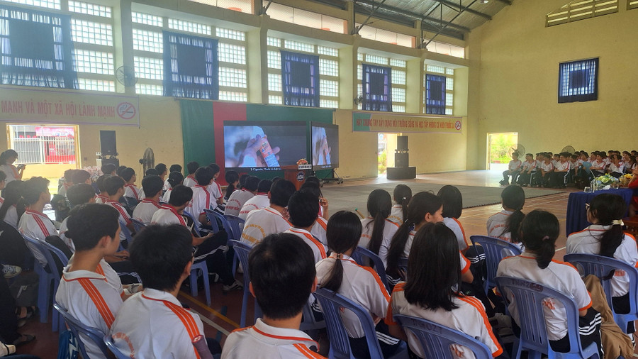 Đoàn công tác Bộ GD&ĐT tổ chức truyền thông về tác hại của thuốc lá mới tại An Giang.