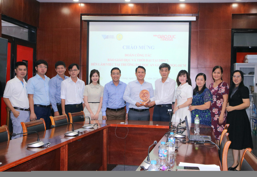 Đại diện Trường Đại học An Giang và đoàn công tác của Báo Giáo dục và Thời đại chụp ảnh lưu niệm. 