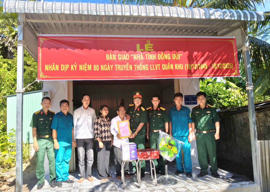 Trao nhà "Tình đồng đội" cho gia đình ông Chau Sin.