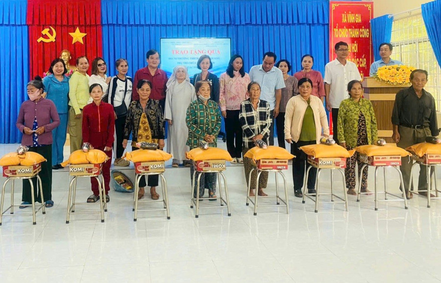 Trao quà cho hộ khó khăn vùng biên giới.