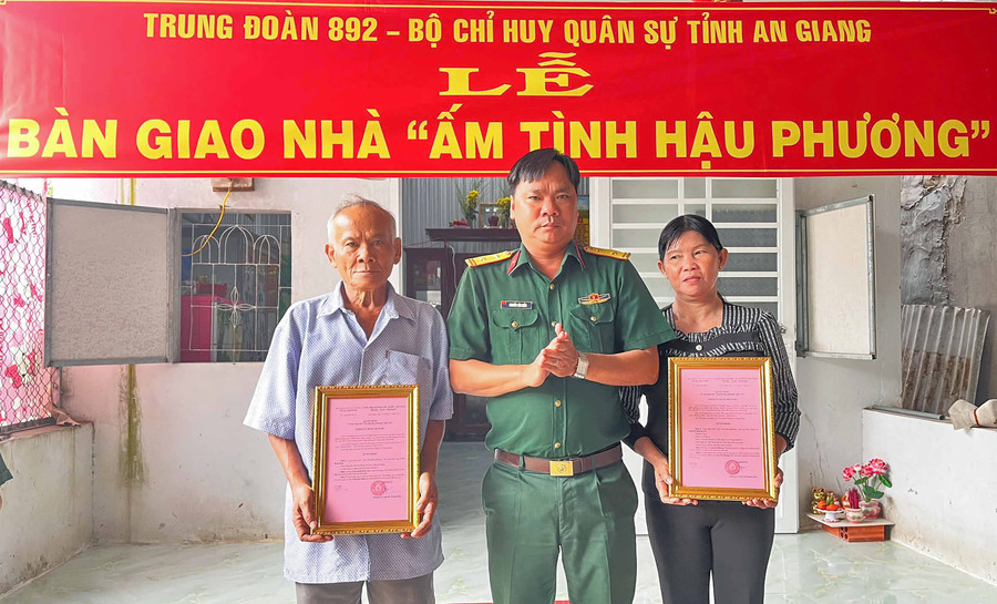 Bàn giao nhà “Ấm tình hậu phương” cho gia đình ông Nguyễn Văn Đem, ngụ xã Óc Eo, tỉnh An Giang.
