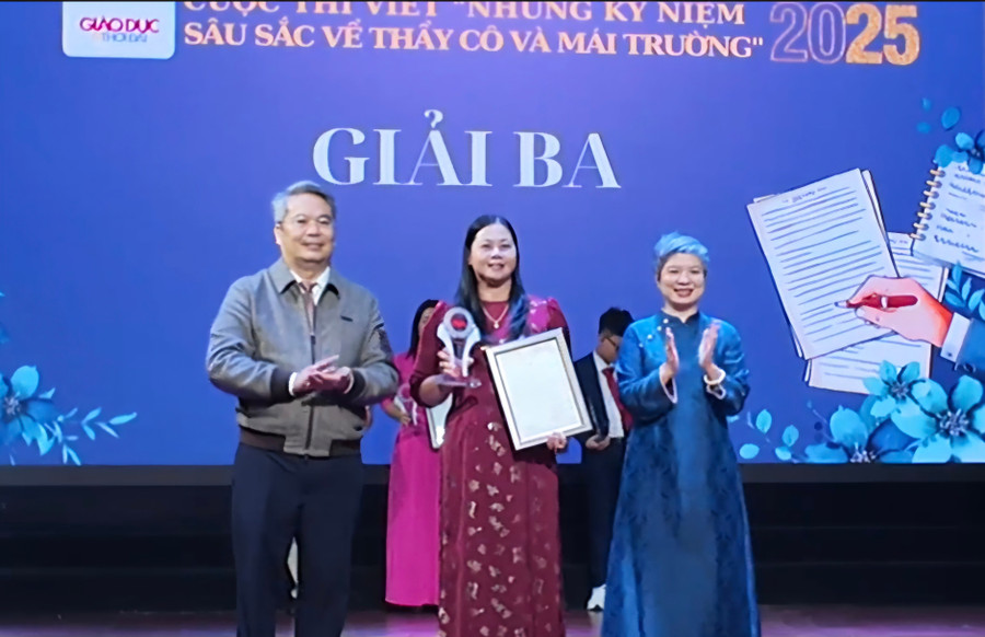 Cô giáo Phạm Thị Kim Dung (giữa) đạt giải Ba cuộc thi viết “Những kỷ niệm sâu sắc về thầy cô và mái trường” do Bộ GD&ĐT cùng Báo Giáo dục và Thời đại tổ chức.