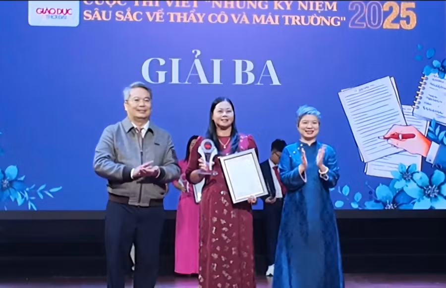 Cô giáo Phạm Thị Kim Dung (giữa) đạt giải Ba cuộc thi viết “Những kỷ niệm sâu sắc về thầy cô và mái trường” do Bộ GD&ĐT cùng Báo Giáo dục và Thời đại tổ chức.