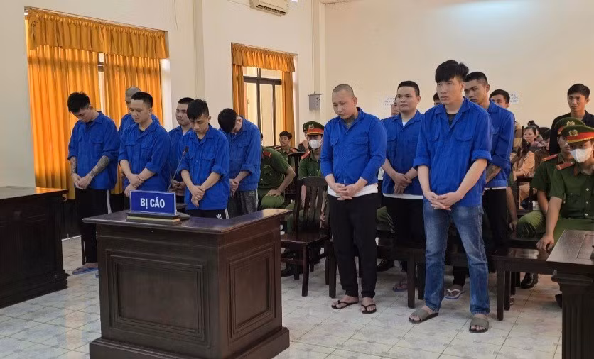 Nhóm 14 thanh niên hỗn chiến trên Quốc lộ 80 lĩnh án. Ảnh: Văn Vũ.