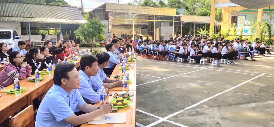 Đại biểu và học sinh tham dự diễn tập. 1000052598.jpg