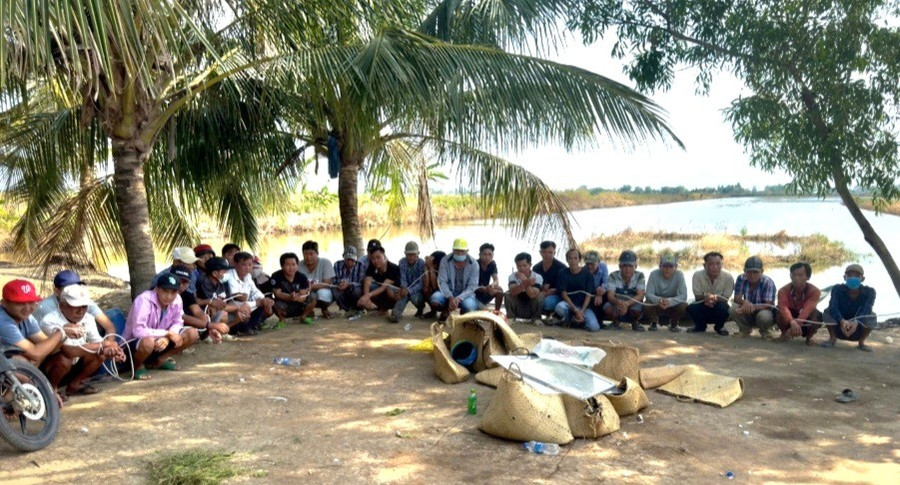 Công an triệt phá tụ điểm đá gà ăn thua bằng tiền, bắt giữ 31 người tại hiện trường. (Ảnh: Văn Vũ) 