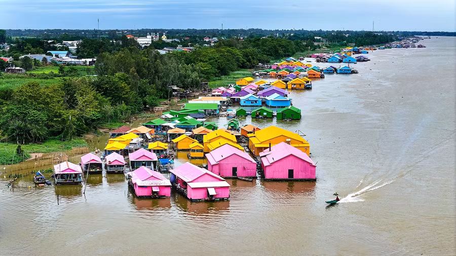 Làng bè sắc màu Ngã ba sông Châu Đốc (An Giang) điểm đến hấp dẫn nhiều du khách.