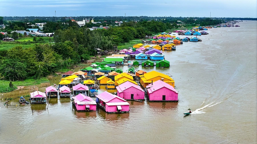 Làng bè sắc màu Ngã ba sông Châu Đốc (An Giang) điểm đến hấp dẫn nhiều du khách.