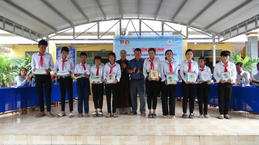 Trao tặng tập và sách giáo khoa cho học sinh. 1000054420.jpg
