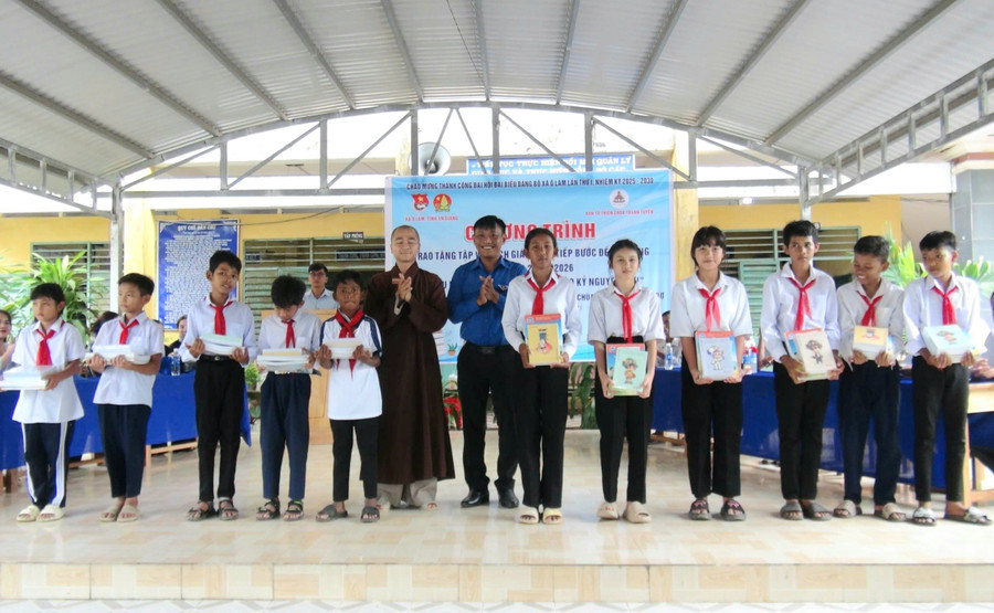 Xã Ô Lâm (An Giang) trao 170 bộ sách giáo khoa cho học sinh Khmer khó khăn.
