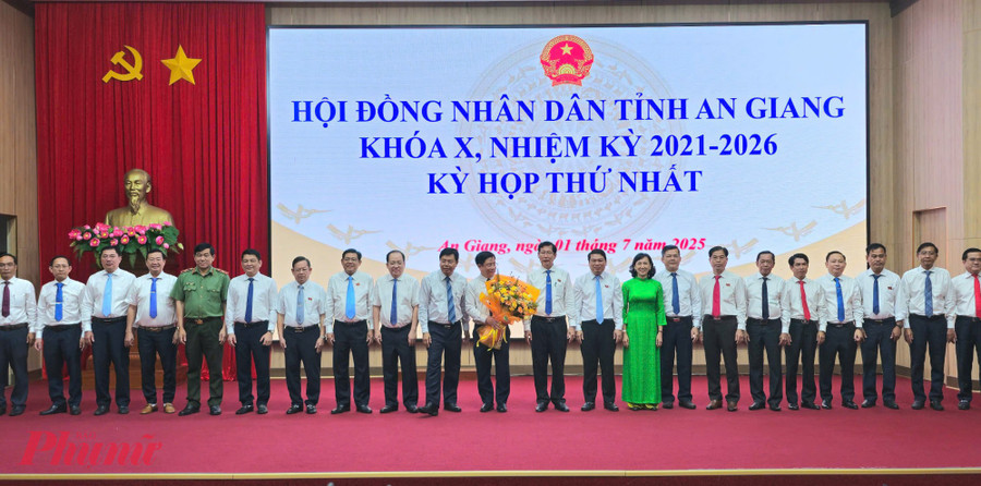Thành viên UBND tỉnh An Giang ra mắt các đại biểu. (Ảnh: P.H)