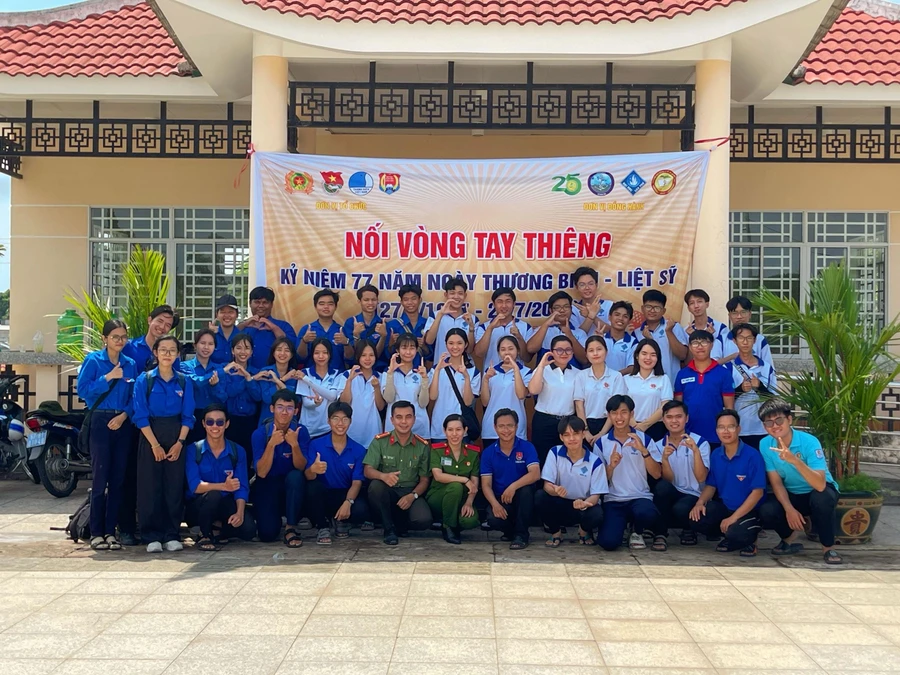 Tuổi trẻ An Giang chăm lo mộ phần các Anh hùng, liệt sỹ dịp Kỷ niệm Ngày Thương binh - Liệt sỹ 27/7.