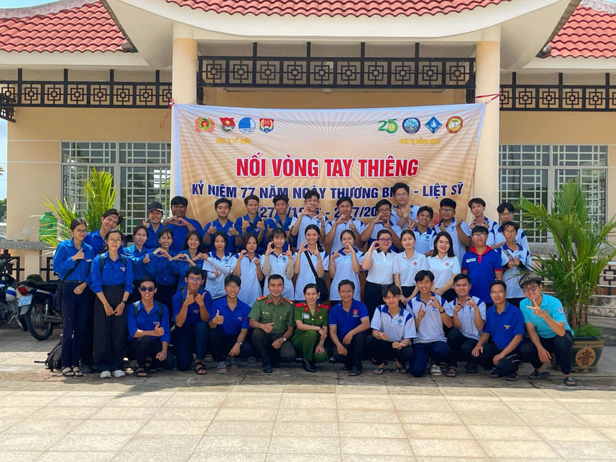 Tuổi trẻ An Giang chăm lo mộ phần các Anh hùng, liệt sỹ dịp Kỷ niệm Ngày Thương binh - Liệt sỹ 27/7.