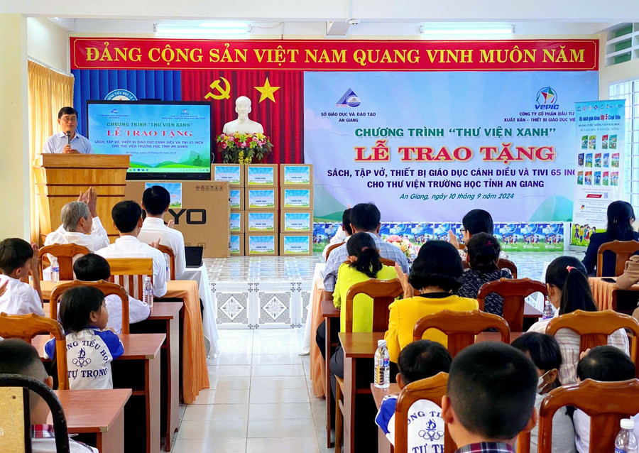 Chương trình "Thư viện xanh" trao tặng sách cho trường tiểu học tại An Giang.