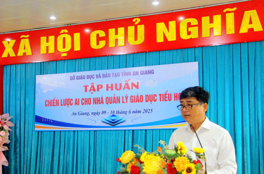 Ông Nguyễn Quốc Khanh, Phó Giám đốc Sở GD&ĐT An Giang phát biểu khai mạc lớp tập huấn. (Ảnh: Trọng Nhân) 1000043769.jpg
