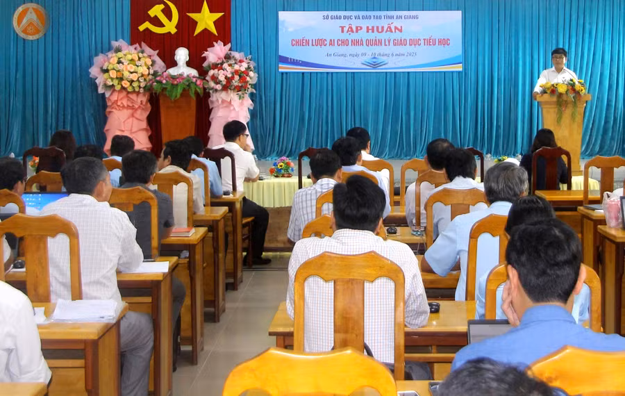 An Giang tập huấn "Chiến lược AI cho nhà quản lý giáo dục tiểu học" cho đội ngũ cán bộ quản lý trong tỉnh. (Ảnh: Trọng Nhân) 