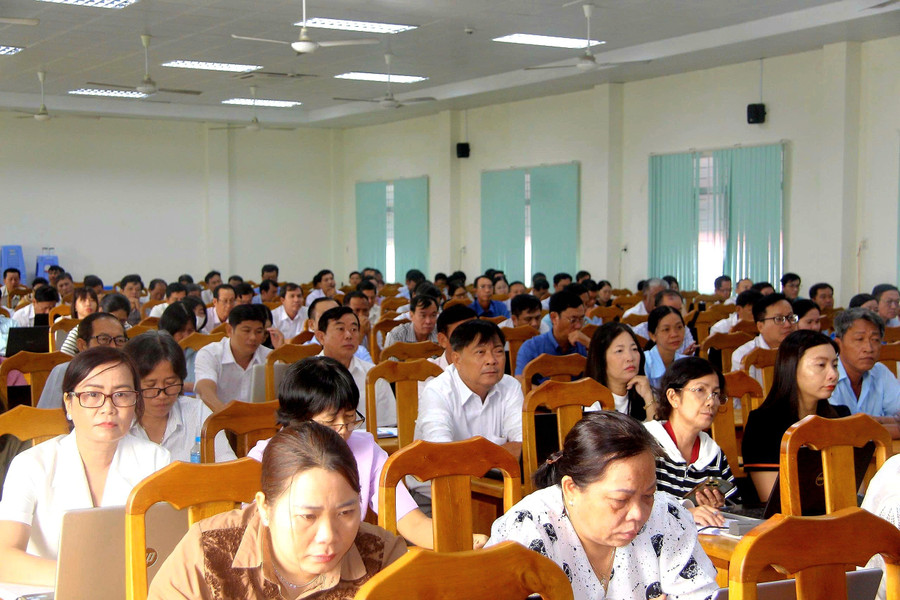 Lãnh đạo Sở GDĐT và đại biểu tham dự lớp tập huấn. (Ảnh: Trọng Nhân) 1000043771.jpg