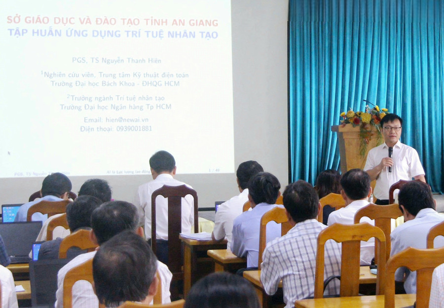 PGS.TS Nguyễn Thanh Hiên - Nghiên cứu viên Trung tâm Kỹ thuật Điện toán, Trường Đại học Bách khoa - ĐHQG HCM trao đổi các nội dung tập huấn. (Ảnh: Trọng Nhân) 1000043775.jpg