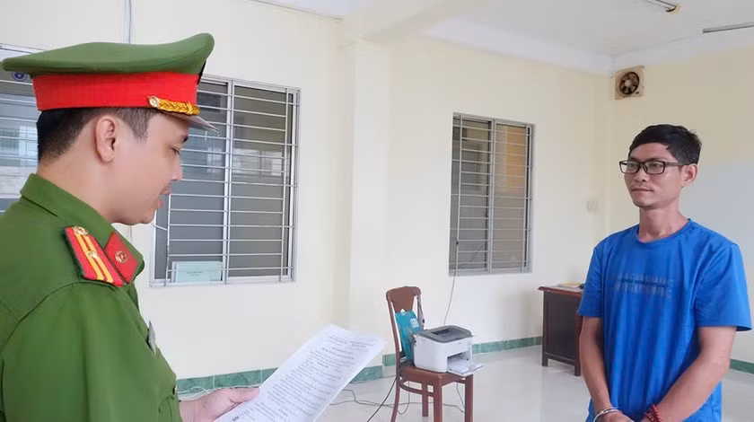 Cơ quan Công an thi hành Lệnh bắt tạm giam Ngô Hoàng Thăng. (Ảnh: Tiến Tầm)